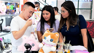 Indústria manufatureira chinesa prospera graças à agilidade e à inovaçãoSegundo o Ministério do Comércio da China, visitantes estrangeiros gastaram 263,6 bilhões de yuans (US$ 39,28 bilhões) no país entre janeiro e julho deste ano, um aumento anual de 27,8%. 