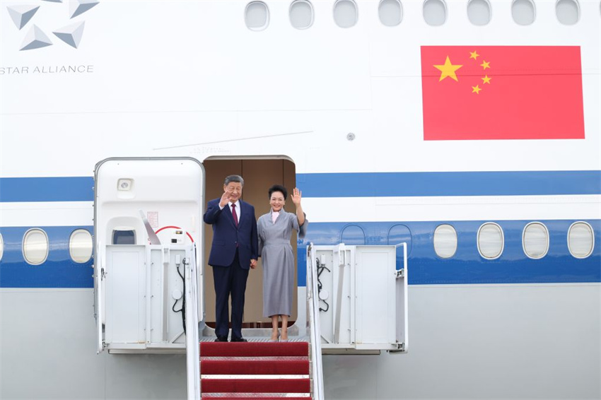 Xi Jinping chega aos EUA para visita de Estado, recebido por Trump no aeroporto