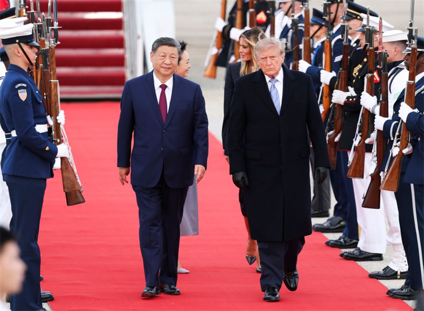 Xi Jinping chega aos EUA para visita de Estado, recebido por Trump no aeroporto