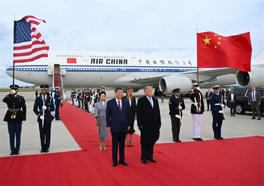 Xi Jinping chega aos EUA para visita de Estado, recebido por Trump no aeroporto