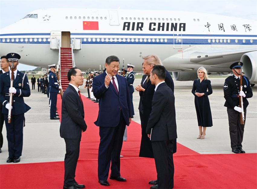 Xi Jinping chega aos EUA para visita de Estado, recebido por Trump no aeroporto