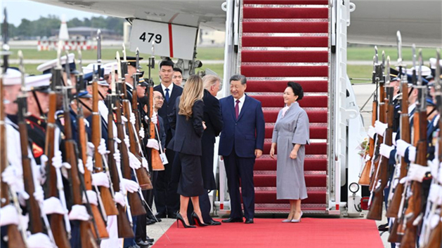 Xi Jinping chega aos EUA para visita de Estado, recebido por Trump no aeroporto