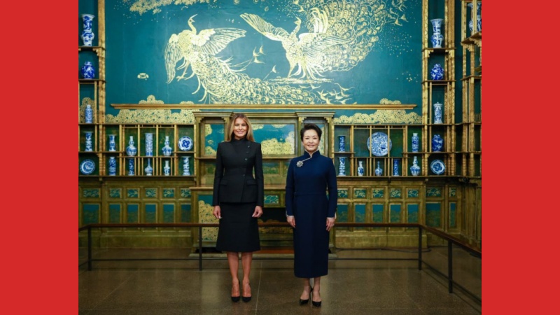 Primeiras-damas chinesa e norte-americana visitam Museu Nacional de Arte Asiática