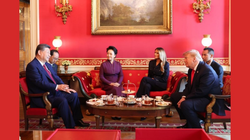 Xi Jinping e Peng Liyuan conversam durante um chá com Trump e sua esposa