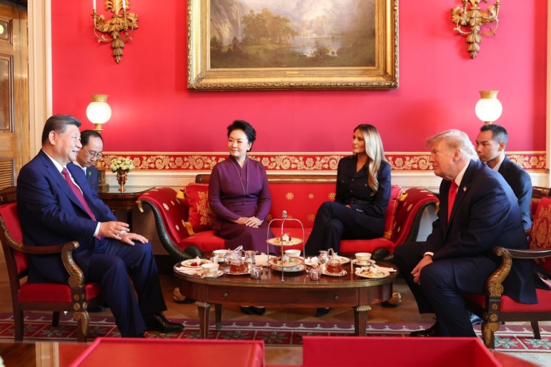 Xi Jinping e Peng Liyuan conversam durante um chá com Trump e sua esposa