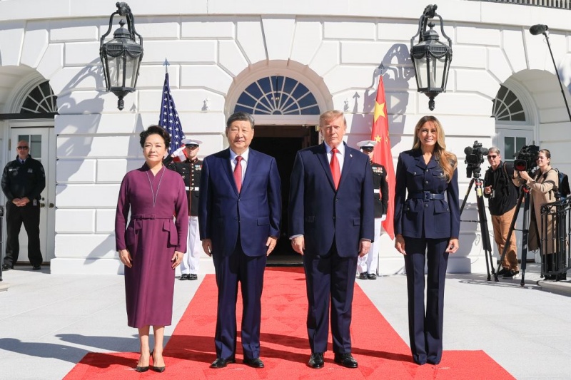 Xi Jinping e Peng Liyuan conversam durante um chá com Trump e sua esposa