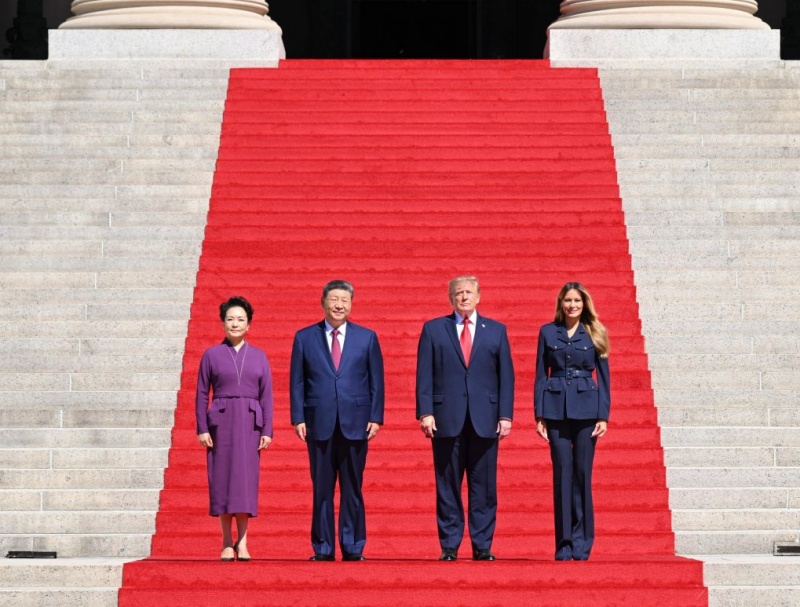 Xi Jinping e Peng Liyuan conversam durante um chá com Trump e sua esposa