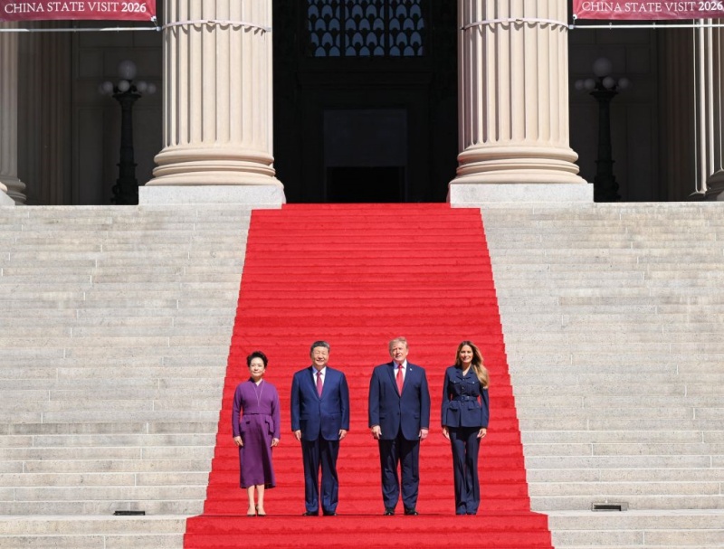 Xi Jinping e Peng Liyuan conversam durante um chá com Trump e sua esposa