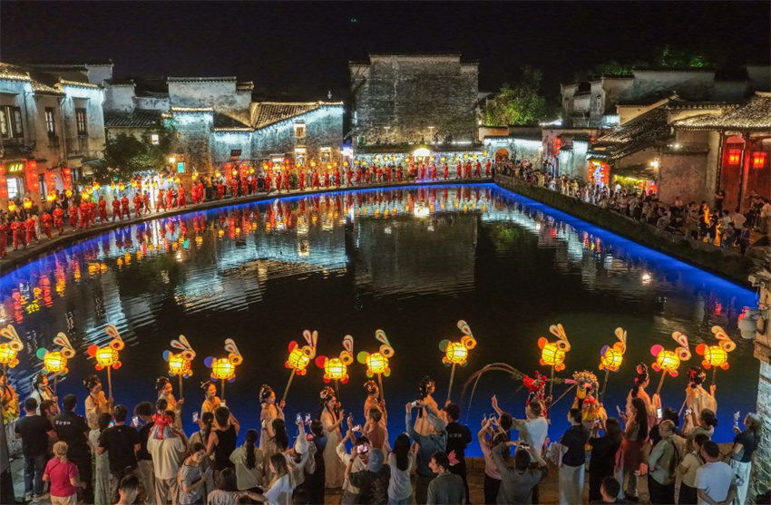 Lanternas iluminam Huangshan no Festival do Meio do Outono