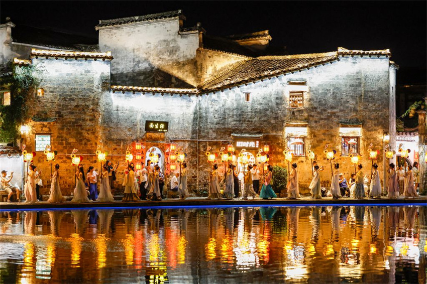 Lanternas iluminam Huangshan no Festival do Meio do Outono