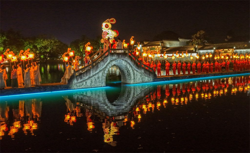Lanternas iluminam Huangshan no Festival do Meio do Outono