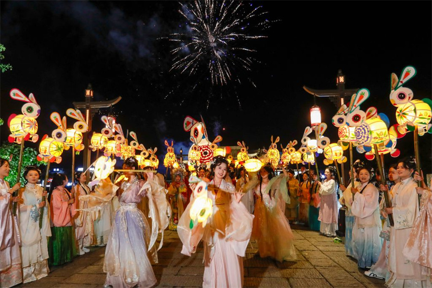 Lanternas iluminam Huangshan no Festival do Meio do Outono
