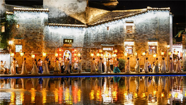 Lanternas iluminam Huangshan no Festival do Meio do Outono