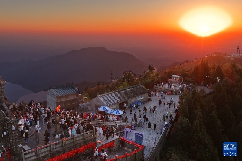 China registra 826 milhões de viagens turísticas domésticas durante feriado do Dia Nacional de 2026