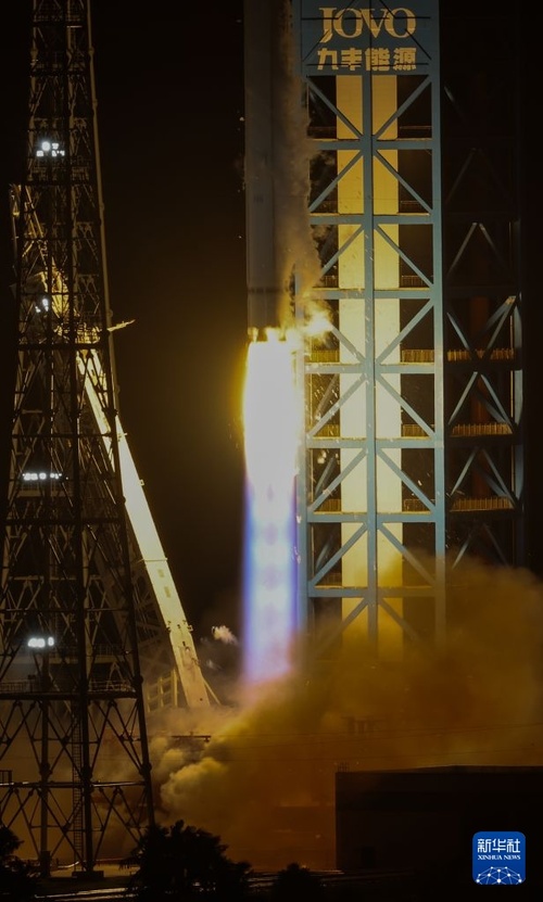 Foguete Longa Marcha-12 da China lança novo grupo de satélites de internet