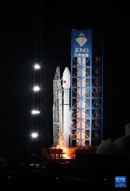 Foguete Longa Marcha-12 da China lança novo grupo de satélites de internet