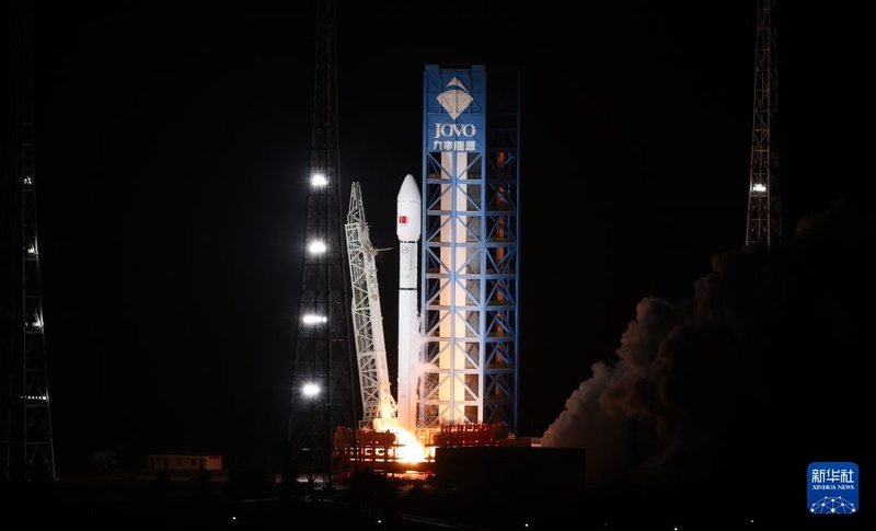 Foguete Longa Marcha-12 da China lança novo grupo de satélites de internet