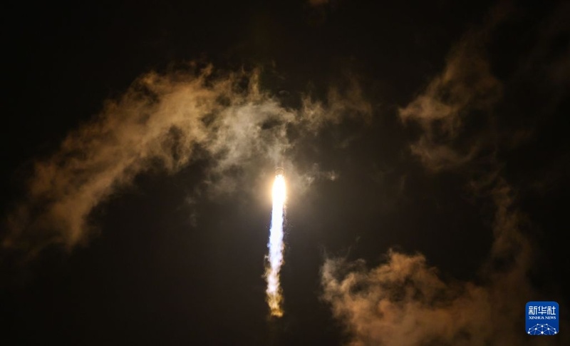 Foguete Longa Marcha-12 da China lança novo grupo de satélites de internet