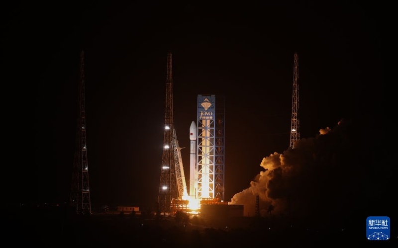 Foguete Longa Marcha-12 da China lança novo grupo de satélites de internet