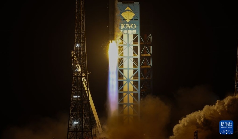 Foguete Longa Marcha-12 da China lança novo grupo de satélites de internet