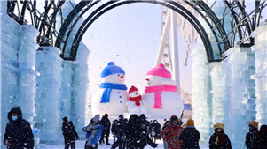 Maior parque temático de gelo e neve do mundo atingirá escala recorde neste invernoO Harbin Ice-Snow World, o maior parque temático de gelo e neve do mundo localizado no nordeste da China, estabelecerá um novo recorde neste inverno com a expansão de sua área para 1,25 milhão de metros quadrados.