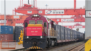 CTrem de carga Chengdu-Lhasa oferece transporte confiável de mercadoriasUm novo serviço regular de trem de carga ligando Chengdu, província de Sichuan, a Lhasa, capital da Região Autônoma de Xizang, começou a operar no domingo (11).