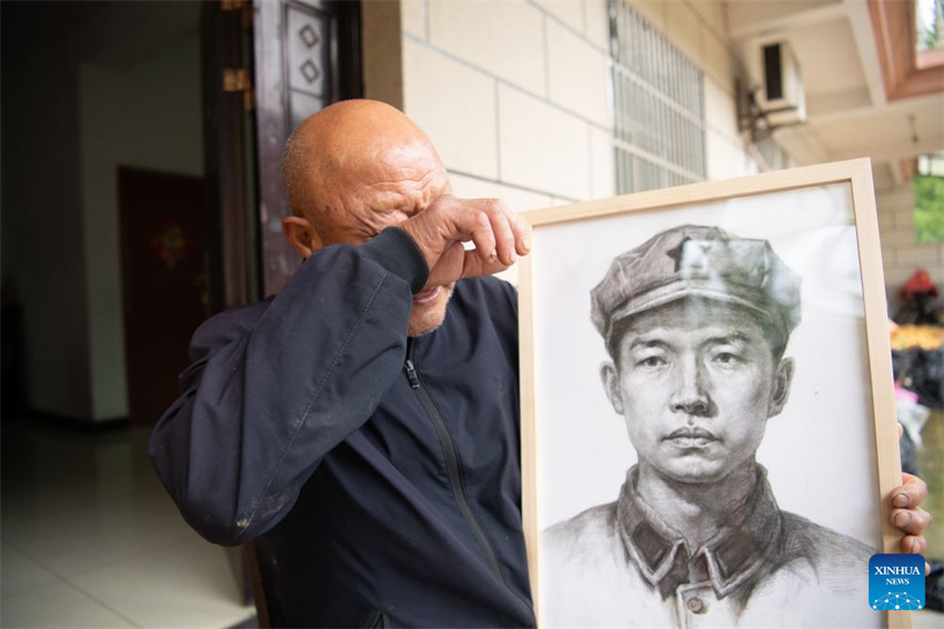 Artistas voluntários trazem retratos de mártires do Exército Vermelho para suas famílias