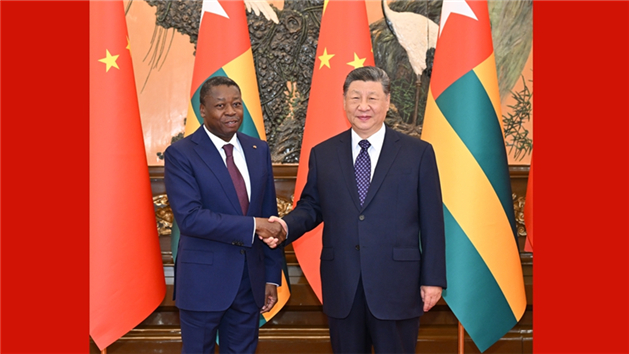 Xi Jinping reúne-se com presidente do Conselho de Ministros do Togo