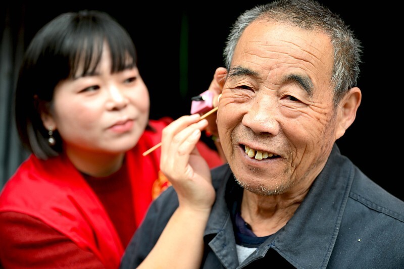Galeria: voluntários prestam serviços gratuitos a idoso em Bozhou antes do Festival Chongyang