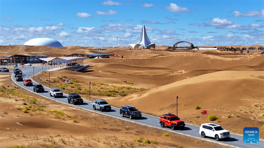 Evento de expedição automotiva no deserto tem início na região de Ningxia, noroeste da China