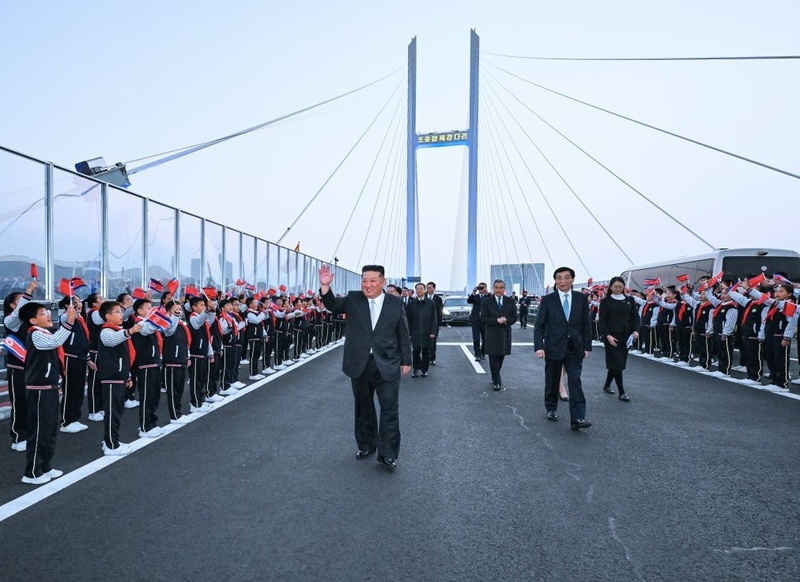 Mais alto conselheiro político da China acompanha o mais alto líder da RPDC em visita a cidade fronteiriça