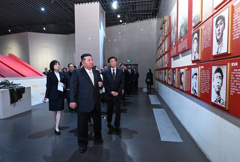Mais alto conselheiro político da China acompanha o mais alto líder da RPDC em visita a cidade fronteiriça