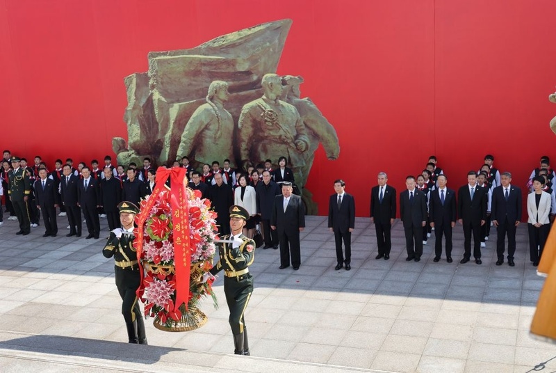 Mais alto conselheiro político da China acompanha o mais alto líder da RPDC em visita a cidade fronteiriça