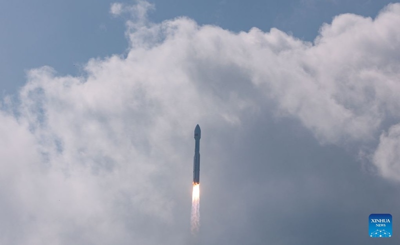 China lança novo grupo de satélites de internet